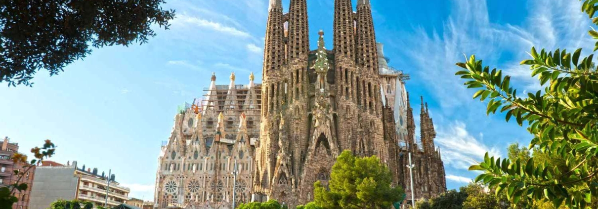 Capitalizing on the Lucrative Barcelona Airbnb Market. An Investor's Perspective
