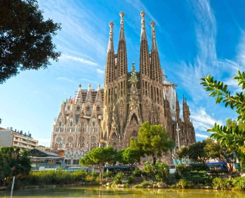 Capitalizing on the Lucrative Barcelona Airbnb Market. An Investor's Perspective